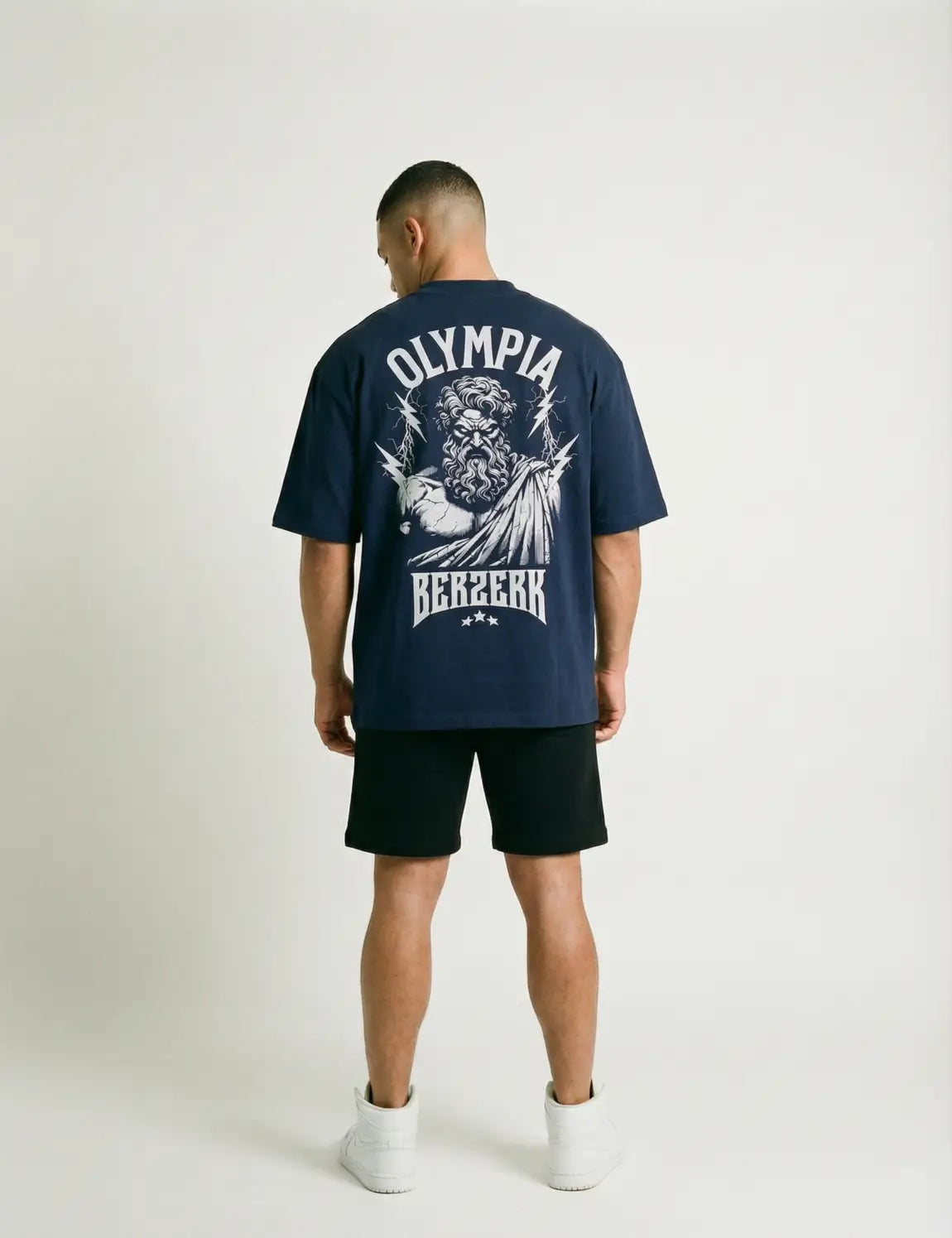 CAMISETA-OVERSIZED-BERZERK-OLYMPIA-AZUL-COSTAS-MODELO