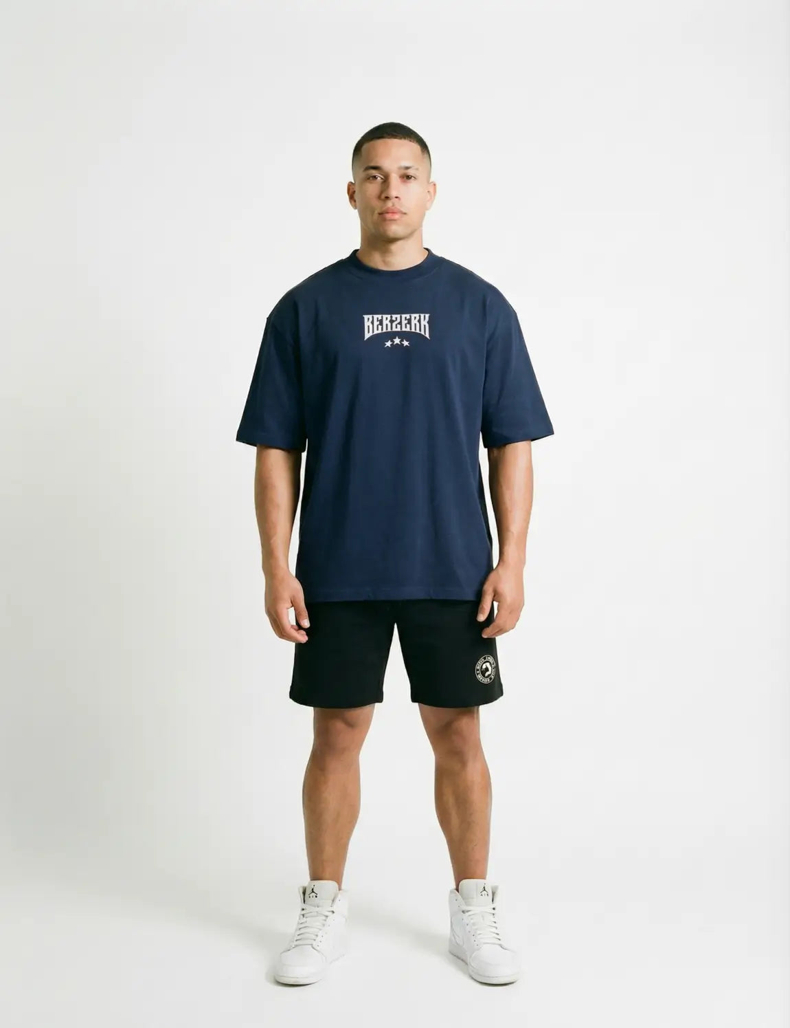 CAMISETA-OVERSIZED-BERZERK-OLYMPIA-AZUL-FRENTE-MODELO