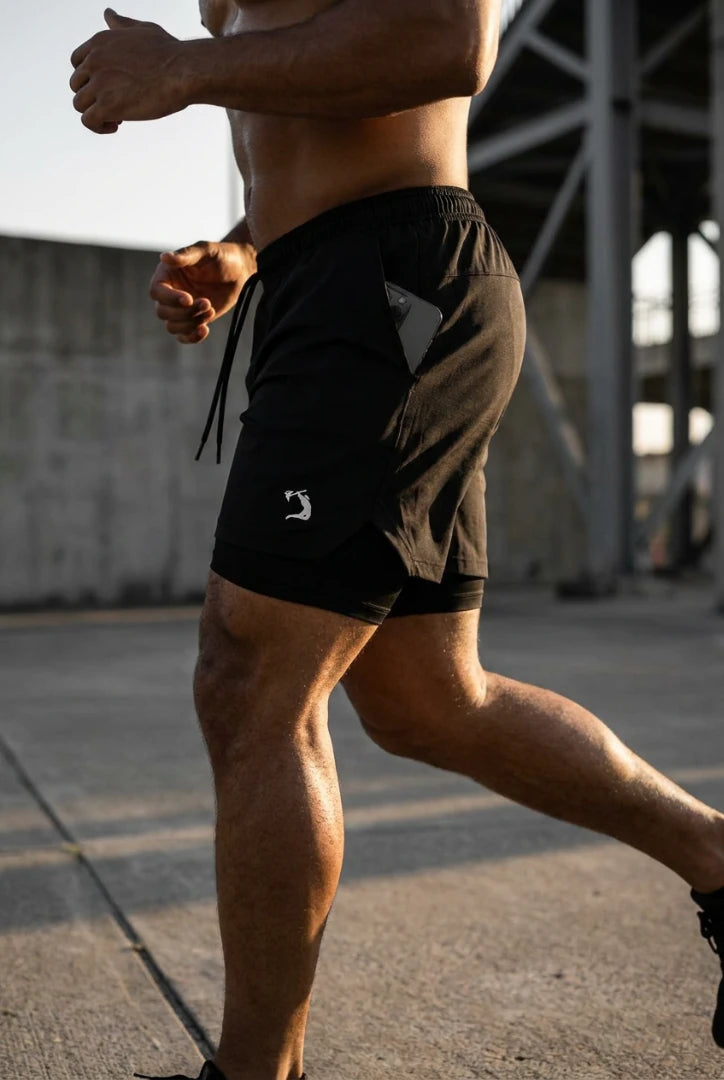 Atleta em corrida usando short preto Berzerk com forro visível sob a barra